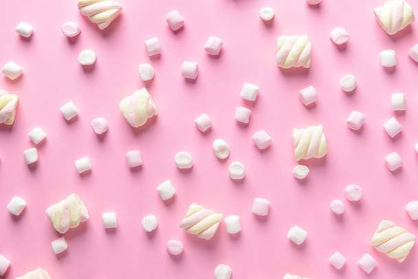 Leckere Marshmallows auf farbigem Hintergrund - Foto, Bild