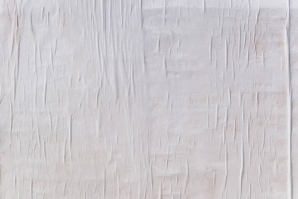 Textuur van nat wit gevouwen papier op een buitenposter muur, verfrommeld papier achtergrond. - Foto, afbeelding