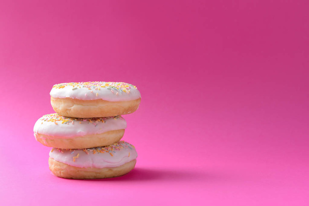 Maukkaita donitseja värillisellä taustalla
 - Valokuva, kuva