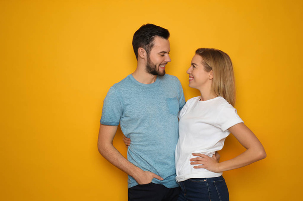 stilvolles junges Paar auf farbigem Hintergrund - Foto, Bild