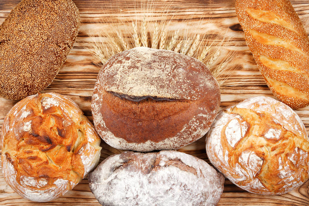 свіжий хліб на дерев'яному фоні
 - Фото, зображення