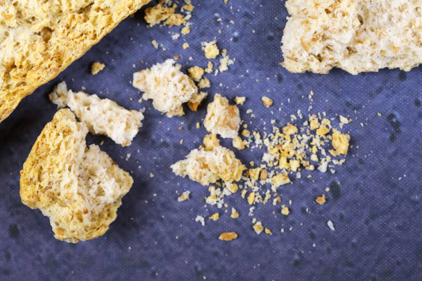 クラッカー部分と青い背景上のパンくず。Drycracker 繊維と乾燥したスパイス クッキー - 写真・画像