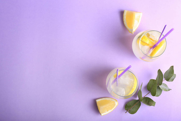 Composición con sabrosa limonada sobre fondo de color
 - Foto, imagen