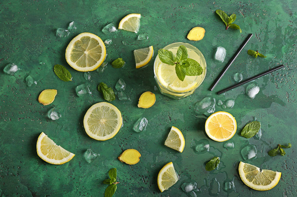 Composition avec limonade fraîche sur fond de couleur
 - Photo, image