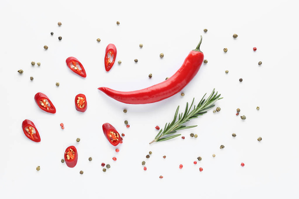 Chili paprika, rozmaring és a fűszerek, a fehér háttér - Fotó, kép