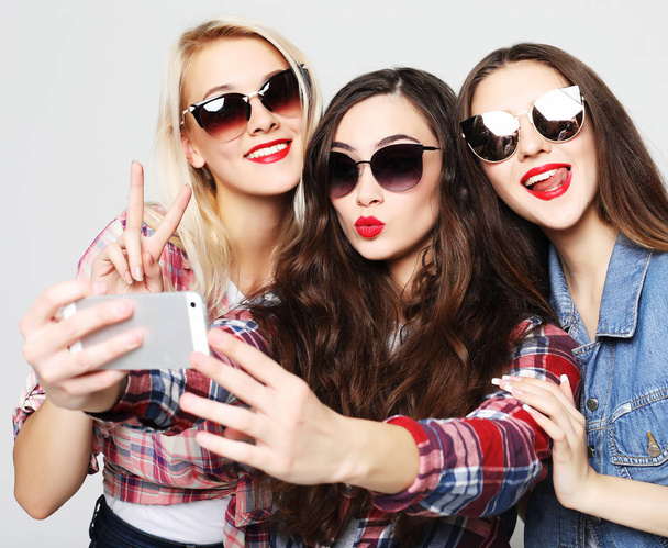 girls friends in hipster outfit make selfie - Valokuva, kuva