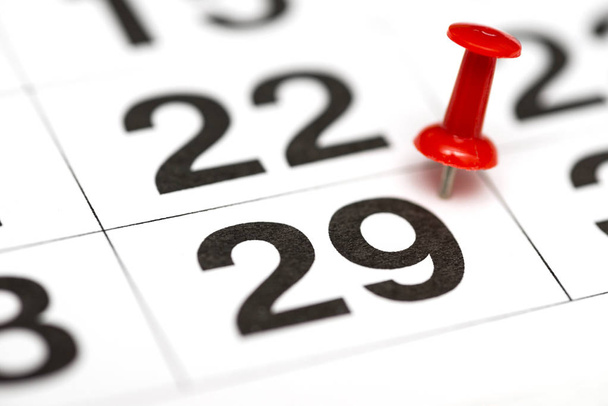 PIN a dátum száma 29. A kilencedik húsz nap a hónap jelölt egy piros rajzszeg. PIN a naptár - Fotó, kép