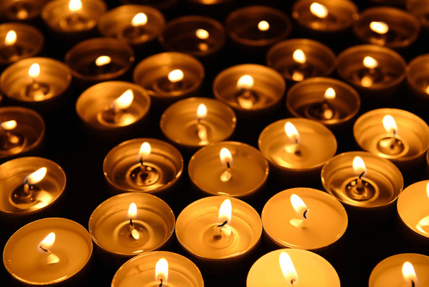 Όμορφα κεριά σε σκούρο φόντο - Φωτογραφία, εικόνα