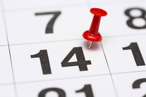 Pin na data número 14. O décimo quarto dia do mês é marcado com um polegar vermelho. Pin no calendário
 - Foto, Imagem