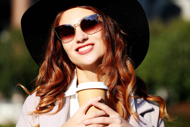 Smiling stylish young woman drinking coffee - Fotoğraf, Görsel