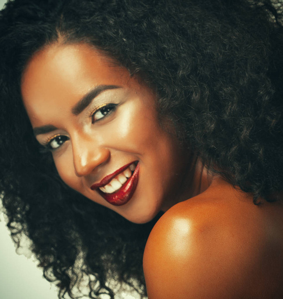 Πορτραίτο ομορφιάς μιας ελκυστικής αφροαμερικάνας γυναίκας με μεγάλο αφρό και λαμπερό μακιγιάζ. - Φωτογραφία, εικόνα