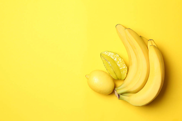 Ώριμα τροπικά φρούτα, σε φόντο χρώμα - Φωτογραφία, εικόνα