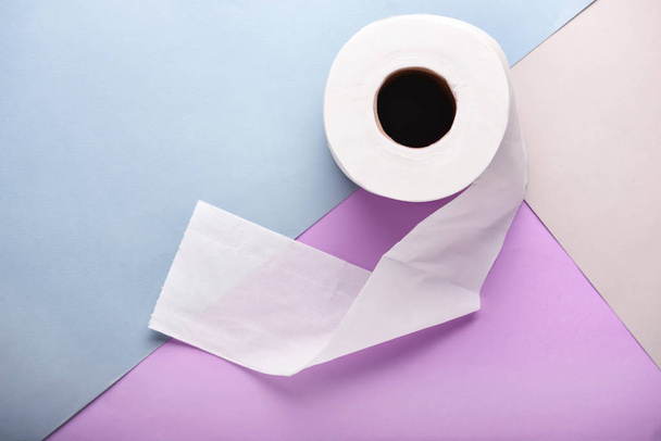 Roll of toilet paper on color background - Foto, afbeelding