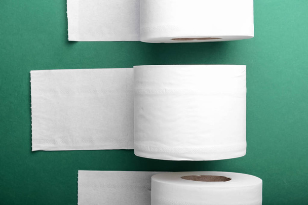 Rotoli di carta igienica su sfondo a colori - Foto, immagini