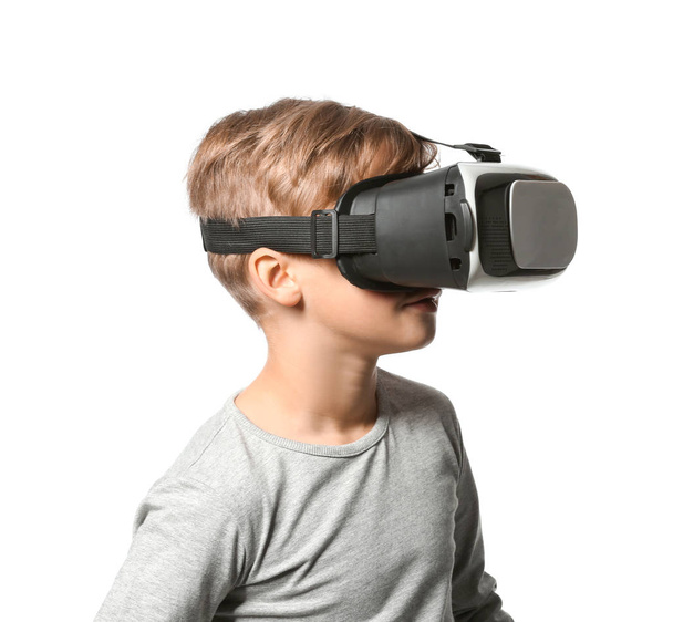Garçon mignon avec des lunettes de réalité virtuelle sur fond blanc
 - Photo, image
