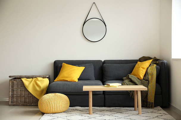 großes bequemes Sofa im Wohnzimmer - Foto, Bild
