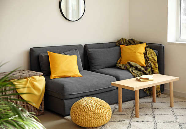 Gran sofá cómodo en el interior de la sala de estar
 - Foto, Imagen