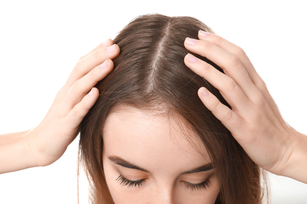 Mulher com problema de perda de cabelo no fundo branco
 - Foto, Imagem