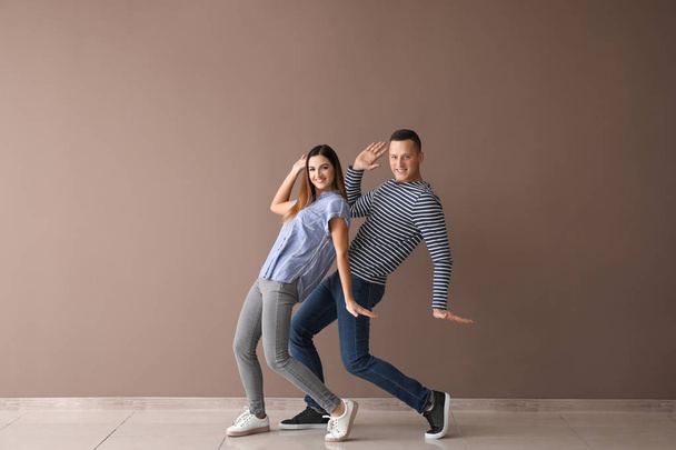 Paar jonge dansers in de buurt van kleur muur - Foto, afbeelding