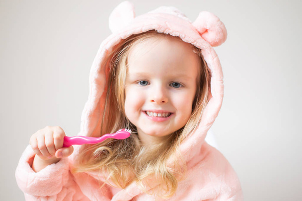 Happy Little Girl Brushing Her Teeth, Pink Toothbrush, Dental Hygiene, Morning Night Healthy Concept Lifestyle - Foto, Imagem