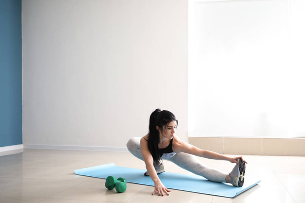 Femme musclée sportive s'entraînant en salle de gym
 - Photo, image