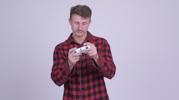 Studio πυροβολισμό όμορφος γενειοφόρος hipster ανθρώπου ενάντια σε λευκό φόντο - Πλάνα, βίντεο