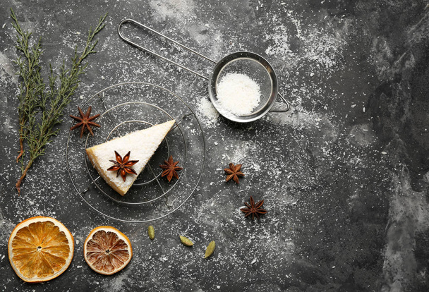 Raf gri arka plan üzerinde lezzetli pasta parçası ile soğutma - Fotoğraf, Görsel