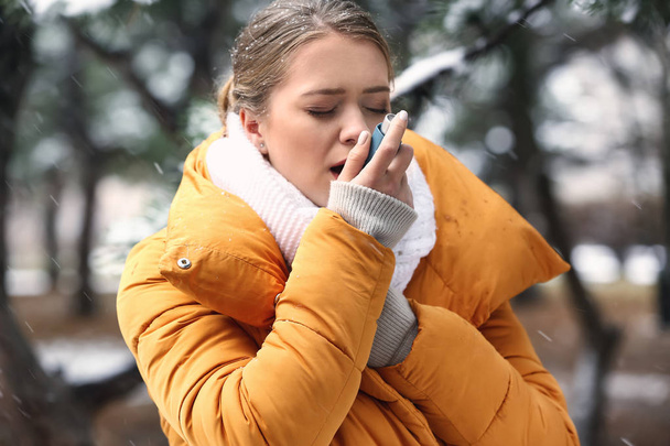 Młoda kobieta z inhalatora wystąpienia ataku astmy na zewnątrz - Zdjęcie, obraz
