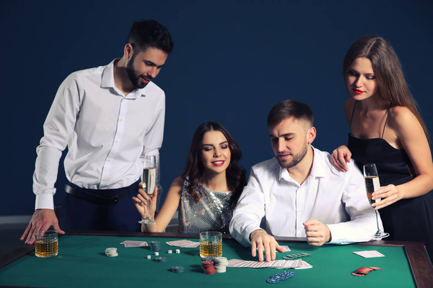 Група людей, які грають в покер в казино
 - Фото, зображення