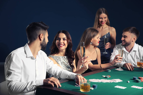 Группа людей играет в покер в казино
 - Фото, изображение