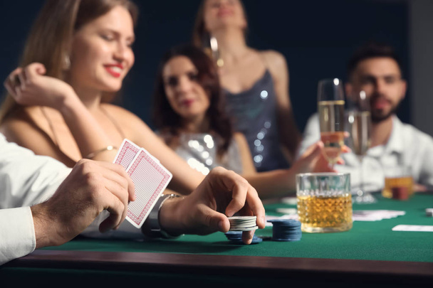 Grupa ludzi gra w pokera w kasynie - Zdjęcie, obraz