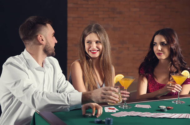 Grupo de personas jugando al póquer en el casino
 - Foto, imagen