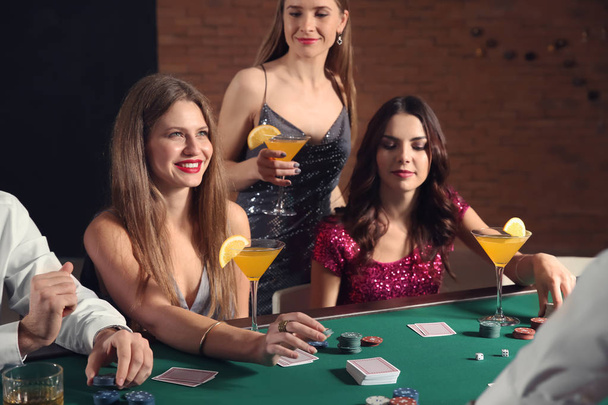 Группа людей играет в покер в казино
 - Фото, изображение