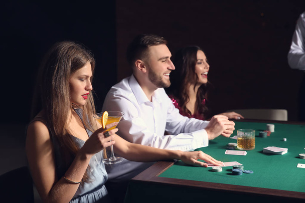 Gruppo di persone che giocano a poker nel casinò
 - Foto, immagini