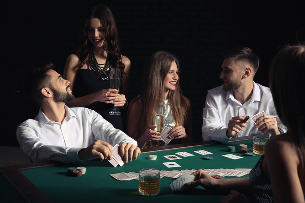 bir grup insan iskambil poker Casino - Fotoğraf, Görsel
