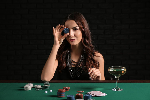 Female poker player at table in casino - Foto, Imagen