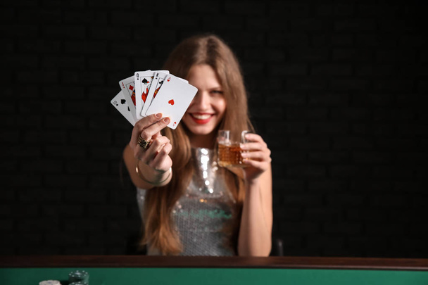 Γυναίκα παίκτης πόκερ στο τραπέζι στο καζίνο - Φωτογραφία, εικόνα