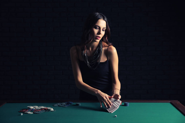 Jugadora de poker femenina en la mesa del casino - Foto, Imagen