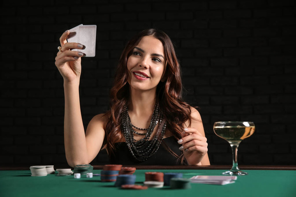 Jugadora de poker femenina en la mesa del casino - Foto, Imagen