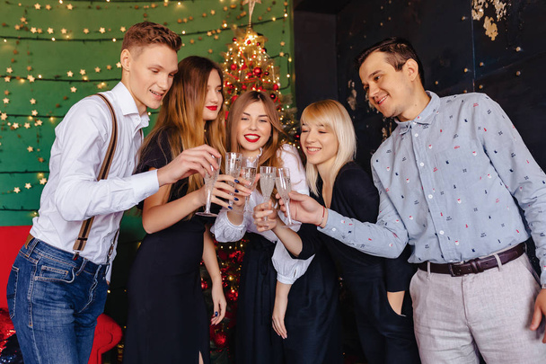 groot bedrijf viert een Nieuwjaar met glazen champagne thuis - Foto, afbeelding