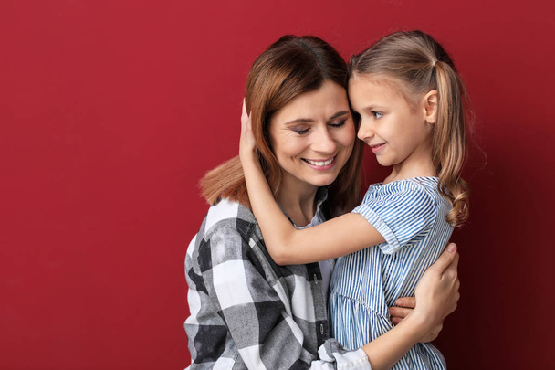Ritratto di madre felice con figlia su sfondo a colori
 - Foto, immagini