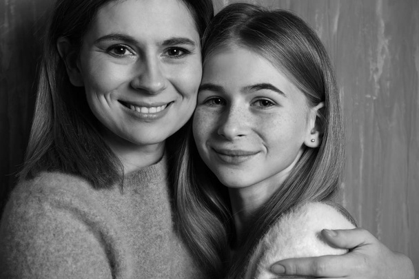 Черно-белый портрет счастливой матери и дочери
 - Фото, изображение