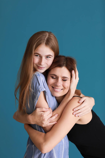 Retrato de madre e hija feliz sobre fondo de color
 - Foto, Imagen