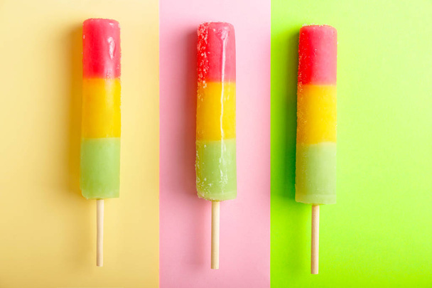Вкусные эскимо на цветном фоне
 - Фото, изображение