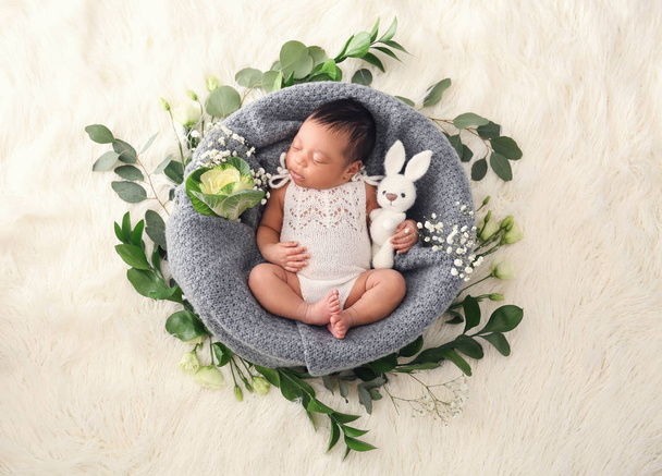 Söpö afroamerikkalainen vauva kevyellä karvaisella taustalla
 - Valokuva, kuva