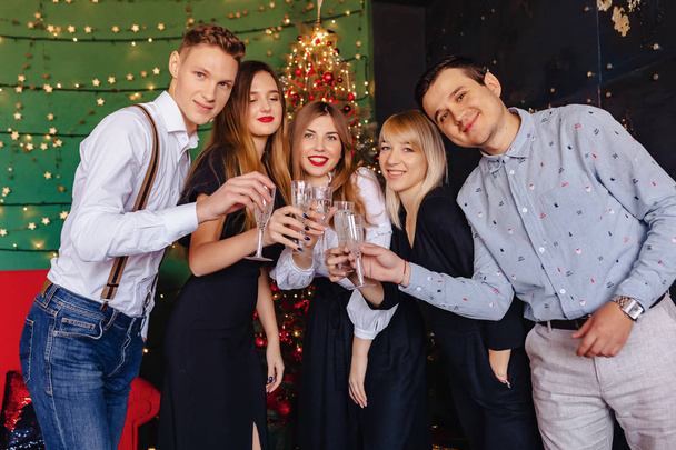 groot bedrijf viert een Nieuwjaar met glazen champagne thuis - Foto, afbeelding
