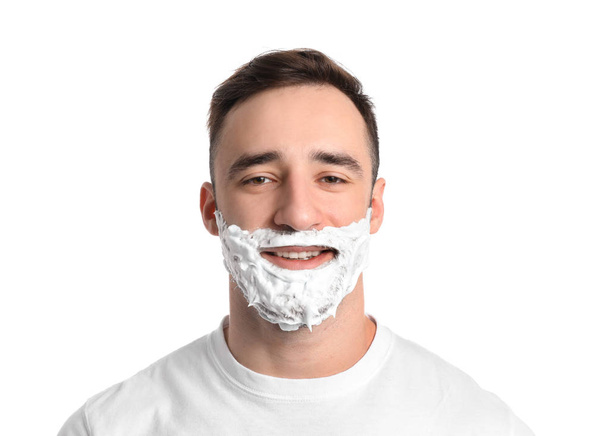 Όμορφος άνδρας με ξύρισμα αφρού στο πρόσωπό του άσπρο φόντο - Φωτογραφία, εικόνα