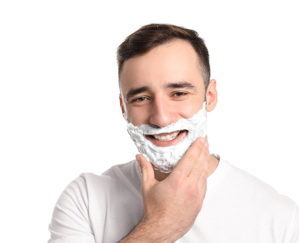 Hombre guapo con espuma de afeitar en su cara contra fondo blanco
 - Foto, Imagen