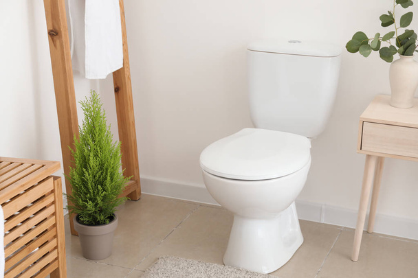 Interior do banheiro moderno com vaso sanitário
 - Foto, Imagem
