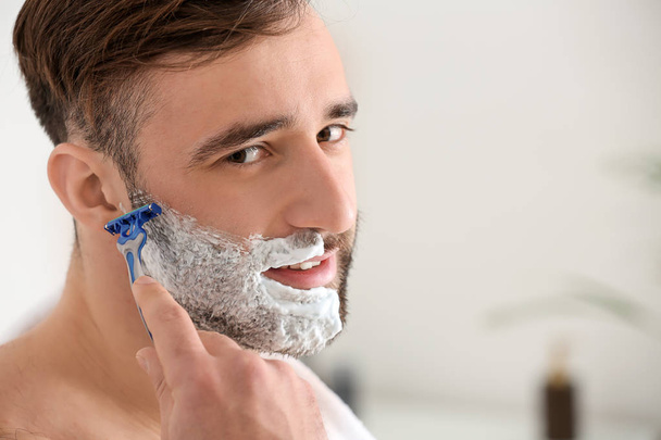 Jóképű férfi fürdőszoba borotválkozás - Fotó, kép